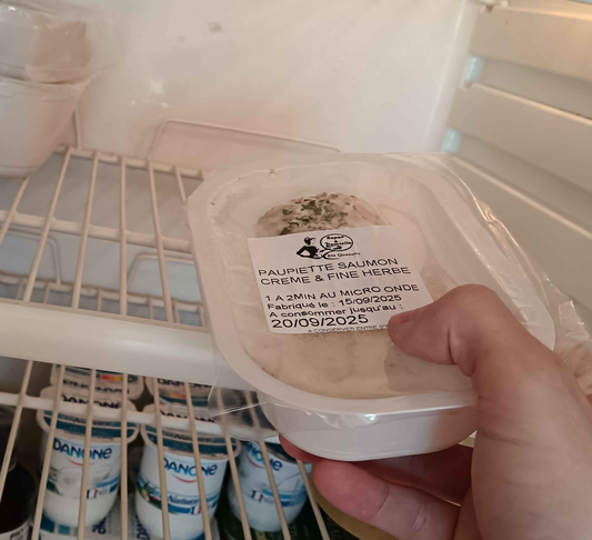 Remise en main propre d’un repas à domicile pour senior à Ligré